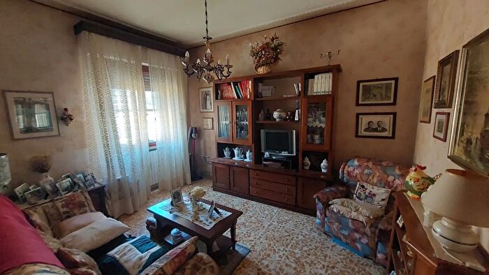 Appartamento con 6 locali in vendita in Calcinaia