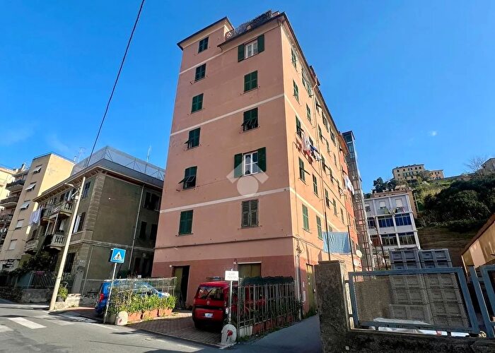 Appartamento quadrilocale in vendita in Via Borzoli, Genova