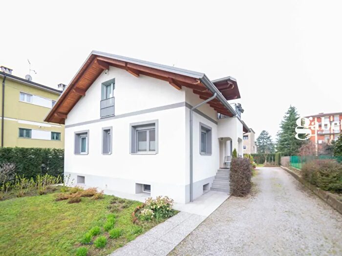 Casa quadrilocale in vendita in Via Fratelli Cernuschi Bis, Merate