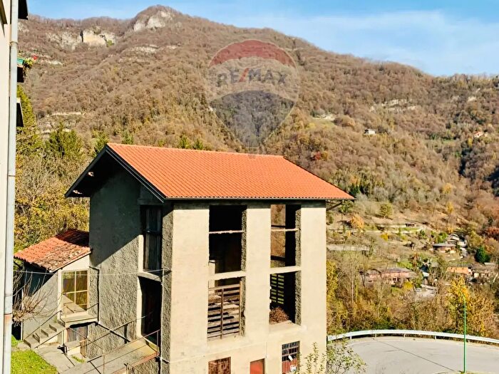 Casa quadrilocale in vendita in Via Cà Casetti, SantOmobono Terme