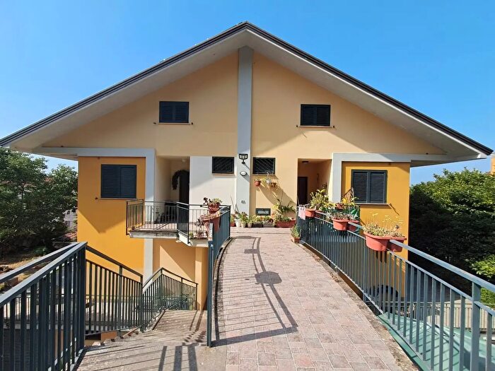 Appartamento trilocale in vendita in Via Roscigno, San Mango Piemonte