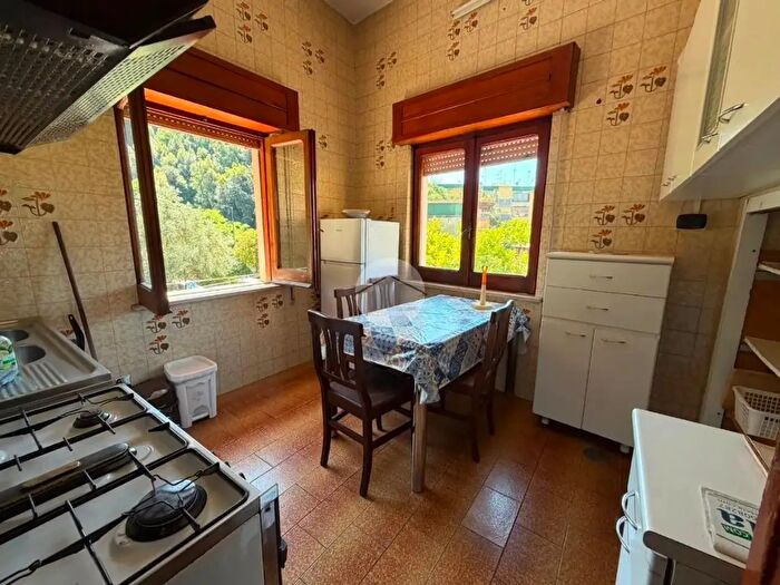 Appartamento trilocale in vendita in Via Santa Maria ai Monti, Napoli