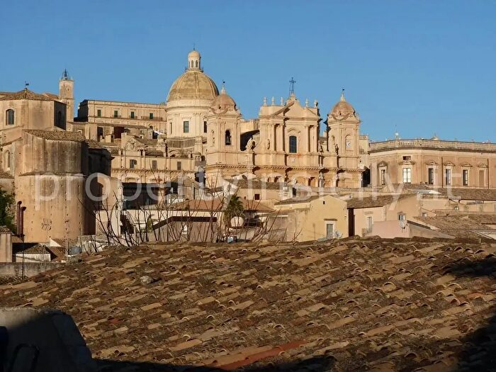 Appartamento con 6 locali in vendita in Via Roma, Noto