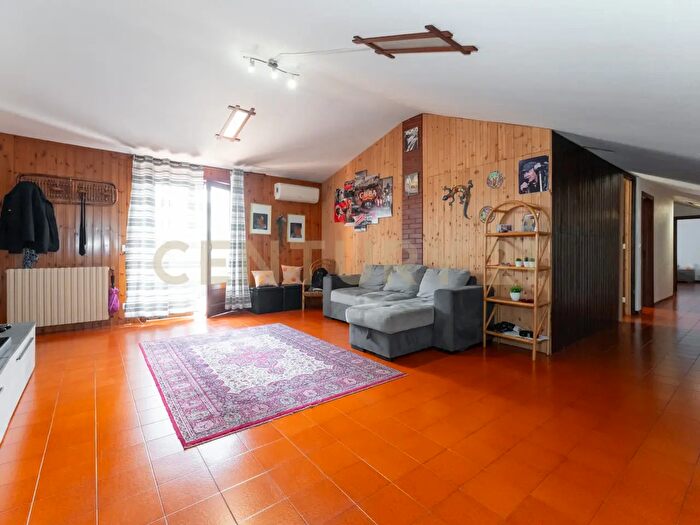 Appartamento trilocale in vendita in Via Maugeri, Valverde