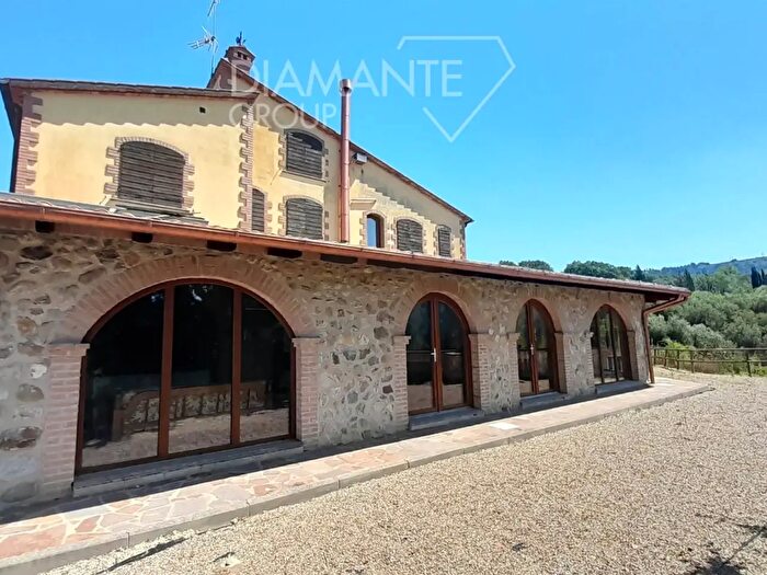 Casa con 16 locali in vendita in Ficulle