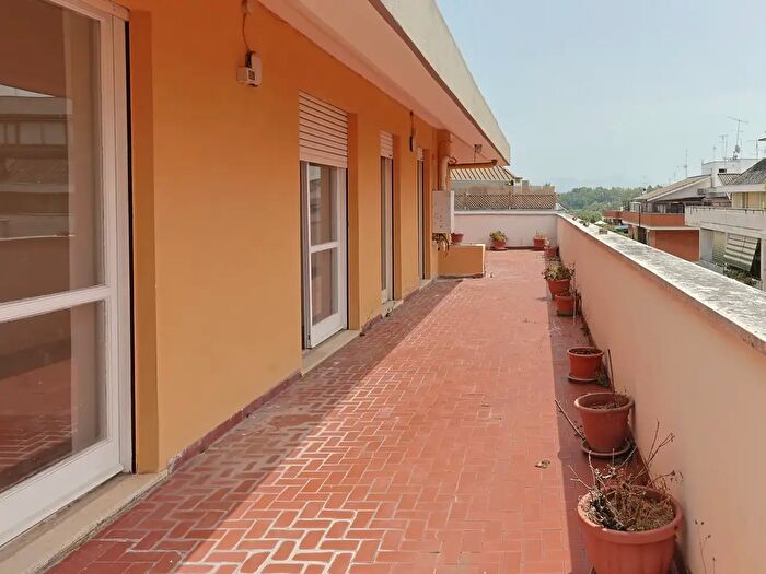 Appartamento quadrilocale in vendita in Via Cerreto Guidi, Roma