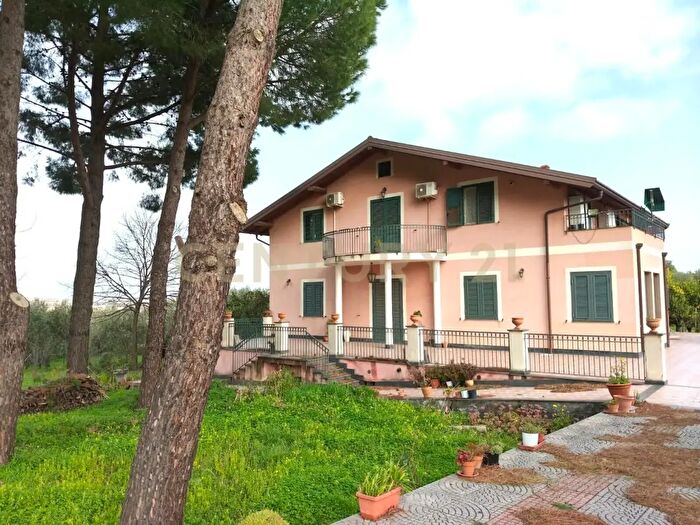 Casa con 8 locali in vendita in Aci SantAntonio