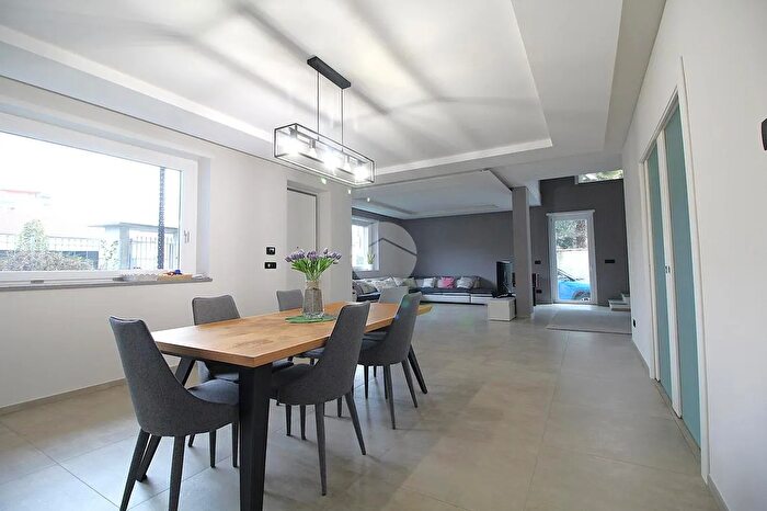 Casa con 8 locali in vendita in Via Monfalcone, Brandizzo