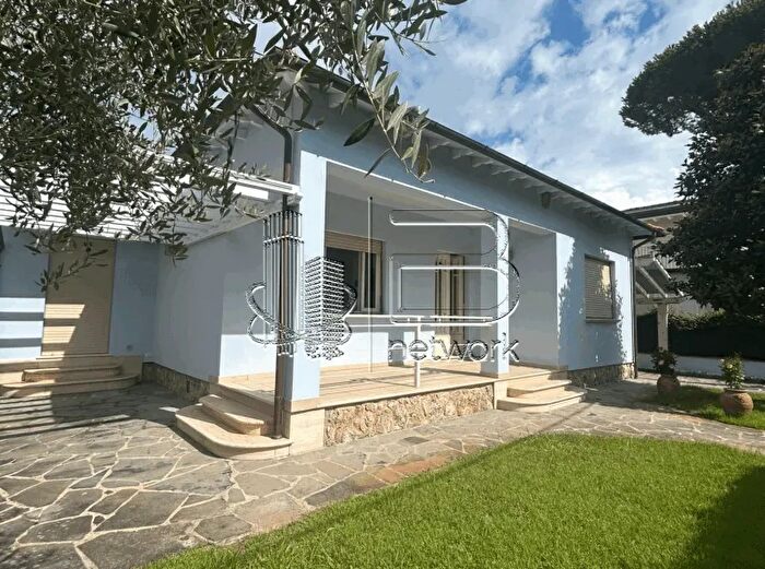 Casa con 7 locali in vendita in Pietrasanta