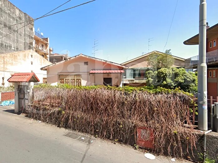 Casa con 12 locali in vendita in Via Etna, San Giovanni La Punta