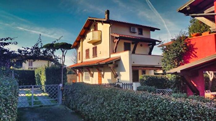 Casa con 6 locali in vendita in Forte Dei Marmi