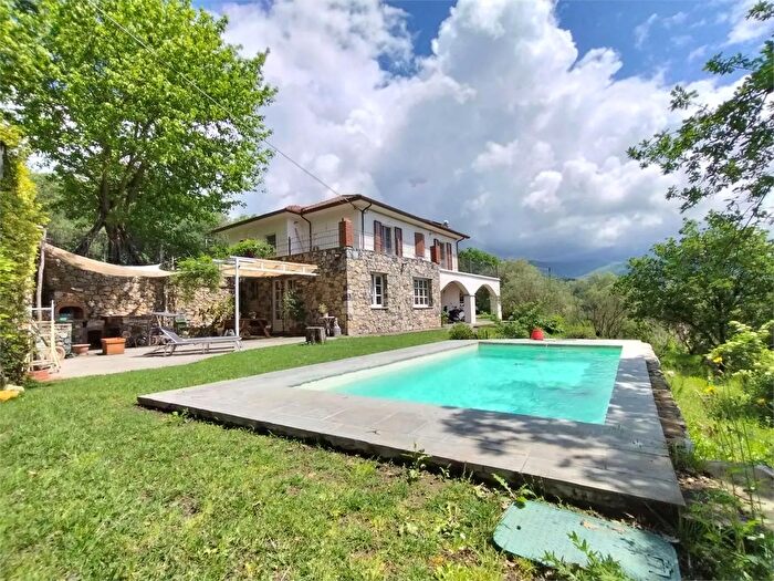 Casa con 7 locali in vendita in Sarzana