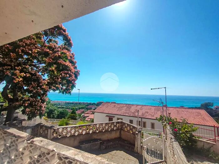 Appartamento trilocale in vendita in Via Paradiso, Falconara Albanese