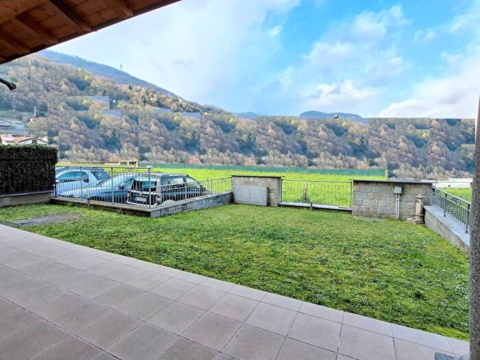 Appartamento trilocale in affitto in Via Statale, Dongo