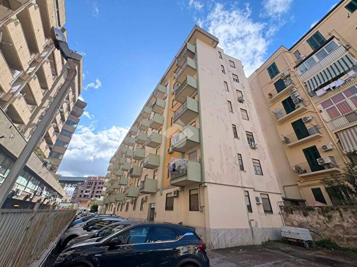 Appartamento con 5 locali in affitto in Piazza Principe di Camporeale, Zisa, Palermo