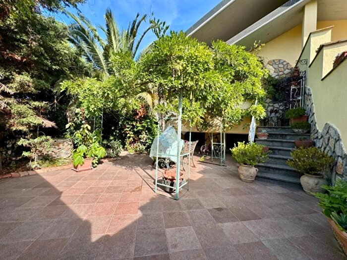 Casa con 6 locali in vendita in Via Quadrelle, Roma