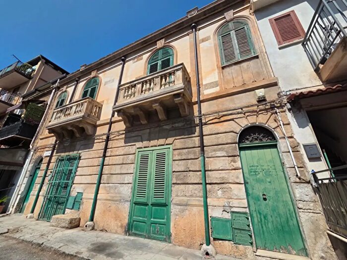 Appartamento trilocale in vendita in Via Crimi, Palermo