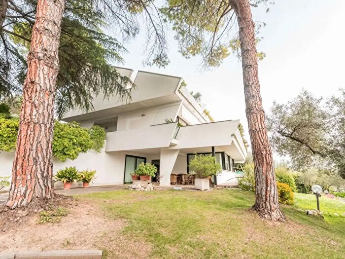 Casa con 14 locali in vendita in Via Chiapparello, Montesilvano