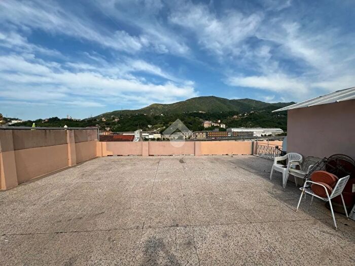 Appartamento quadrilocale in vendita in Via Rivarolo, Genova