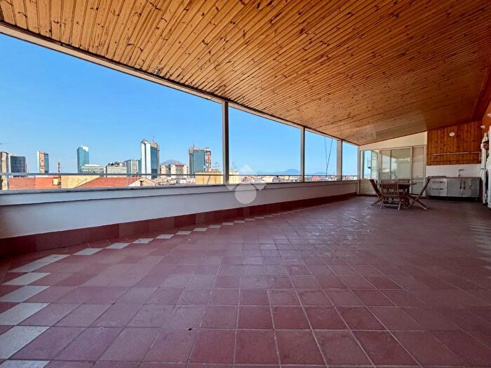 Appartamento trilocale in vendita in Via VPoggioreale, Napoli