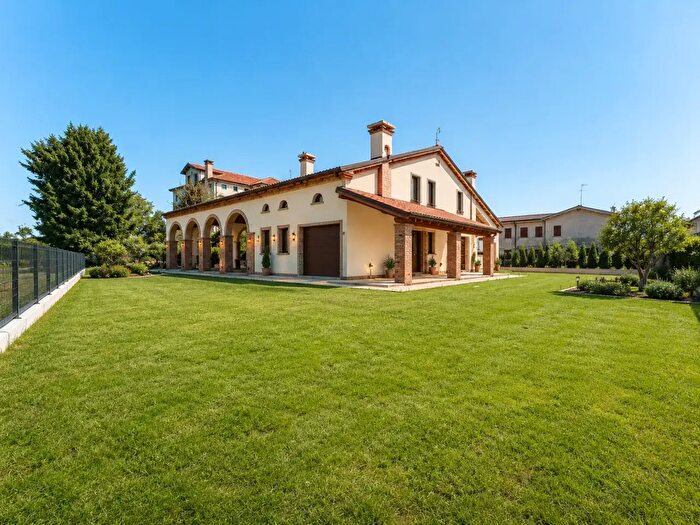Casa con 8 locali in vendita in Via Marzo Snc, Campolongo Maggiore