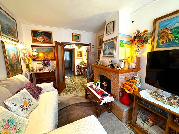 Appartamento con 6 locali in vendita in Via Rosmini, Cecina