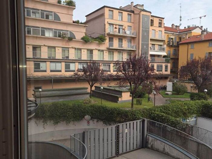 Appartamento trilocale in affitto in Via Salasco, Bocconi, Milano
