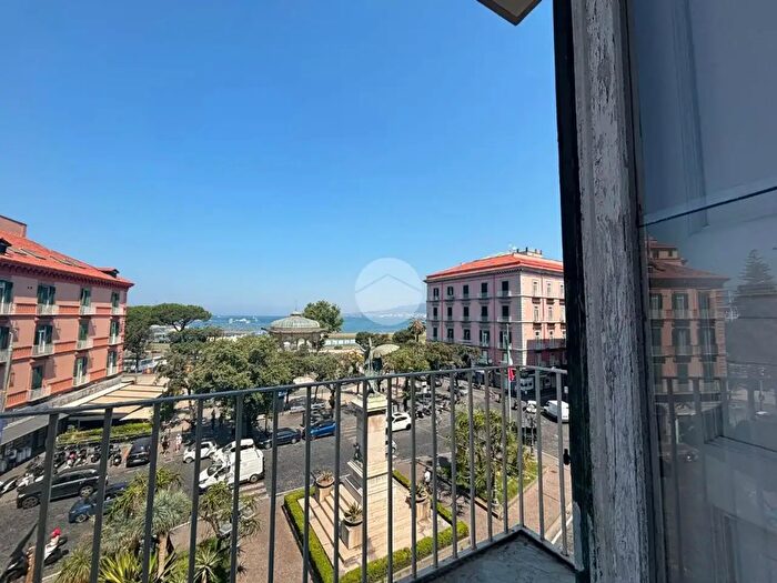 Appartamento con 5 locali in vendita in Piazza Principe Umberto, Castellammare Di Stabia