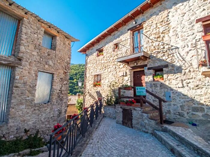 Casa trilocale in vendita in Piazza Maria Assunta, Antrodoco