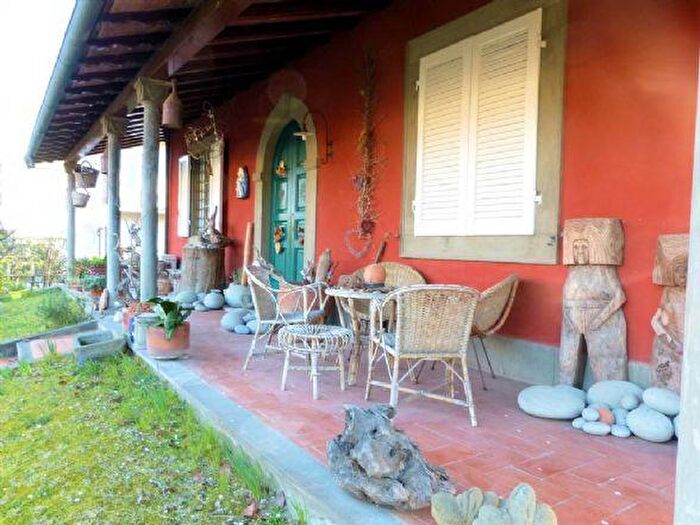 Casa con 12 locali in vendita in Camaiore