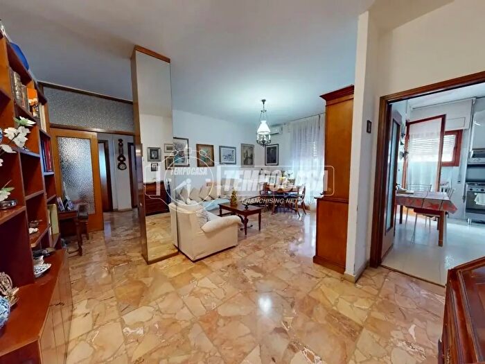 Appartamento trilocale in vendita in Via Alessandro Litta Modignani, Milano