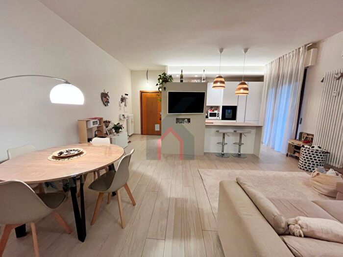 Appartamento con 5 locali in vendita in Via Gradara, Forli