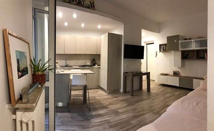 Appartamento trilocale in affitto in Via Scrima, Piano, Ancona