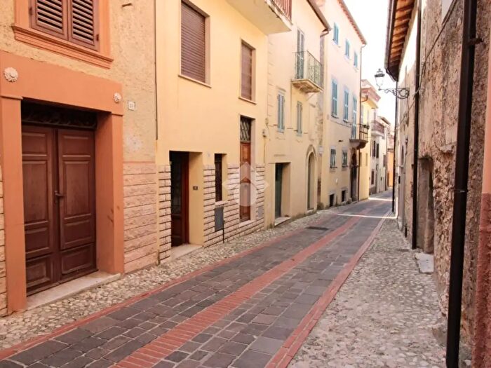 Appartamento trilocale in vendita in Via Umberto I, Salisano