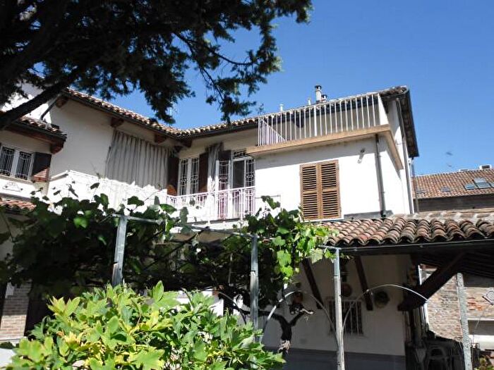 Casa con 6 locali in vendita in Nizza Monferrato