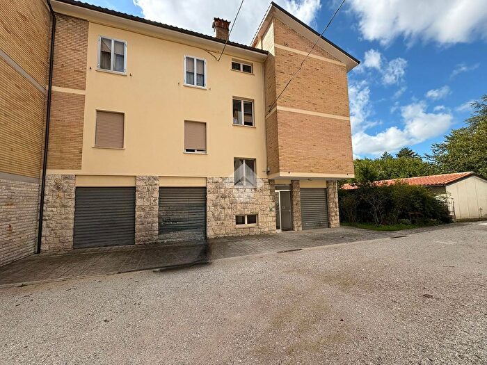 Appartamento con 7 locali in vendita in Via Foscolo, Gubbio