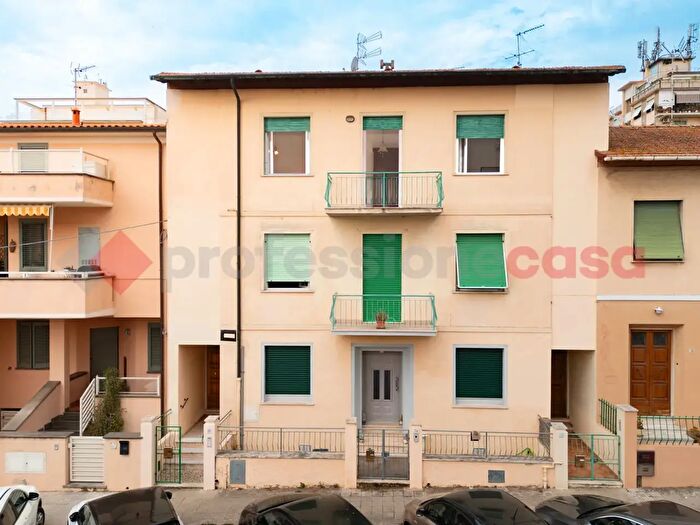 Appartamento con 5 locali in vendita in Via Vittorio Veneto, Cecina