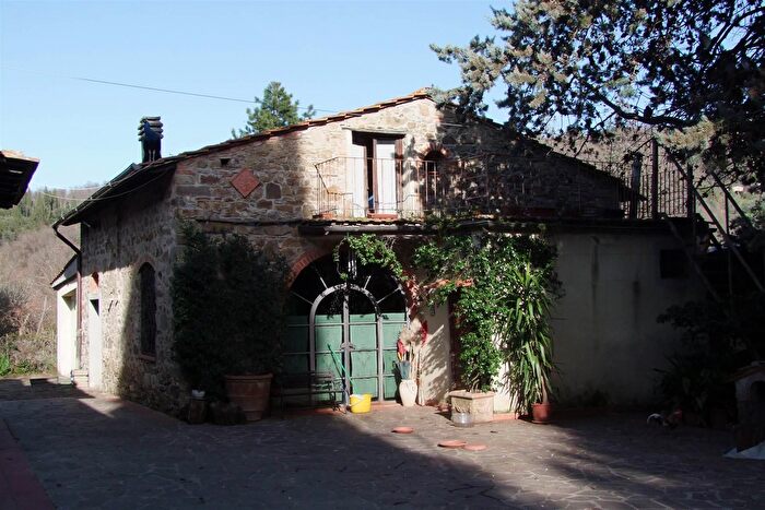 Casa con 18 locali in vendita in Rufina