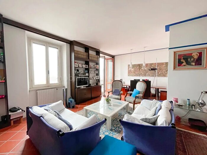 Appartamento con 6 locali in vendita in Viale Giosuè Carducci, Viareggio