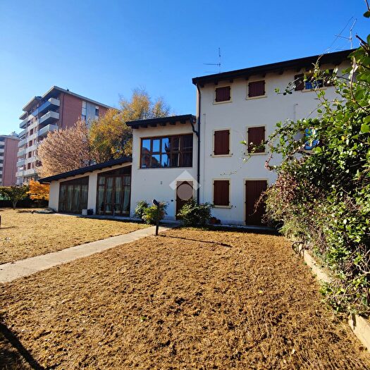 Casa con 6 locali in vendita in Via Luigi Negrelli, Verona
