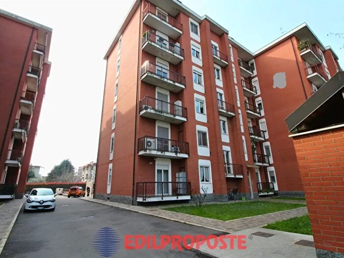 Appartamento trilocale in vendita in Via Canova, Garbagnate Milanese