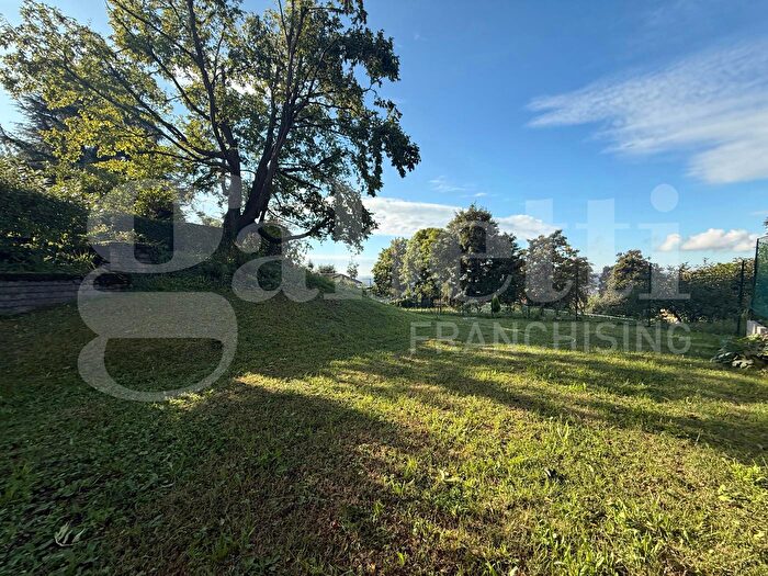 Appartamento trilocale in vendita in Via Parini Snc, Erba