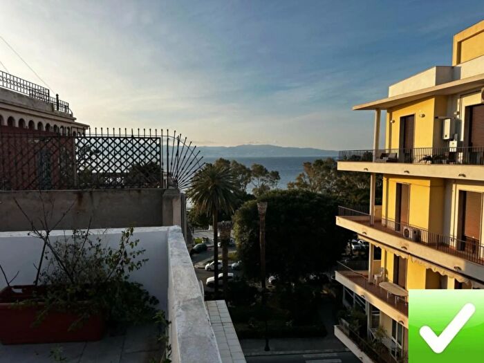 Casa con 8 locali in vendita in Reggio Calabria