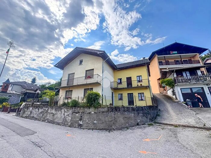 Casa con 6 locali in vendita in Via Pezzè, Lamon