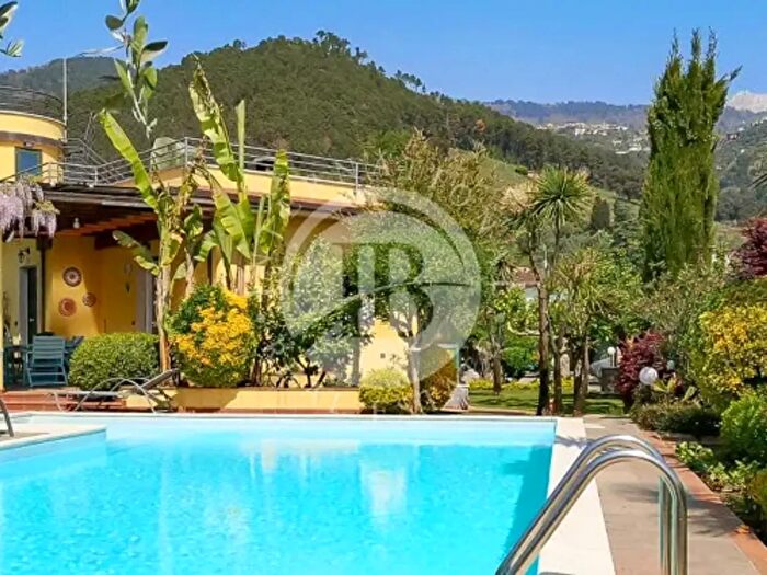 Casa con 6 locali in vendita in Montignoso