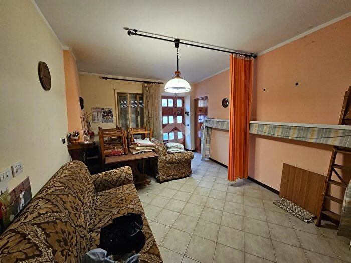 Casa con 6 locali in vendita in Piazza Verdi, Mercatino Conca