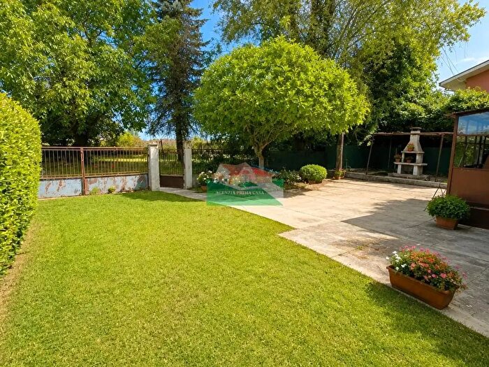 Casa con 7 locali in vendita in Via Caprera, Ravenna