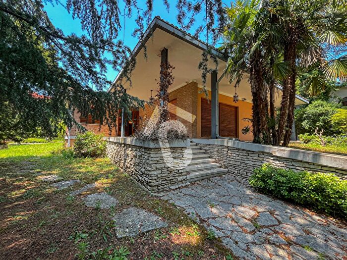 Casa con 10 locali in vendita in Jesi