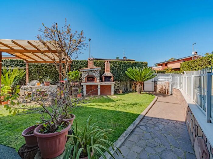 Casa quadrilocale in vendita in Via Giuseppe Pagano, Pomezia