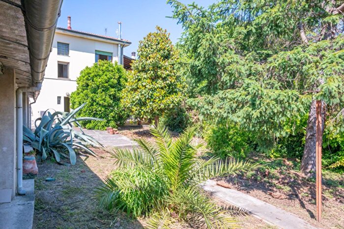 Casa con 10 locali in vendita in Cascina